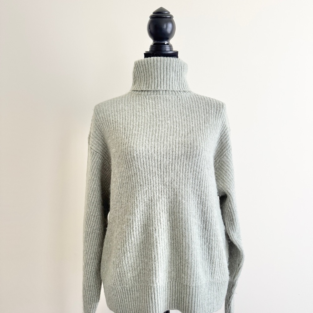 H&M Light Sage Green Turtleneck Knitted Sweater – Size Small, New with Tags